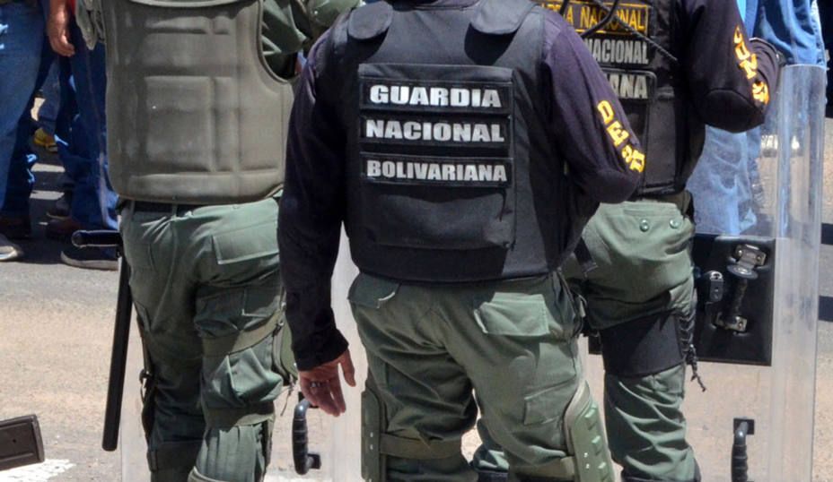 LOS AGARRARON CON LOS DÓLARES EN LAS MANOS: detienen a tres militares de la GNB por extorsión en El Hatillo