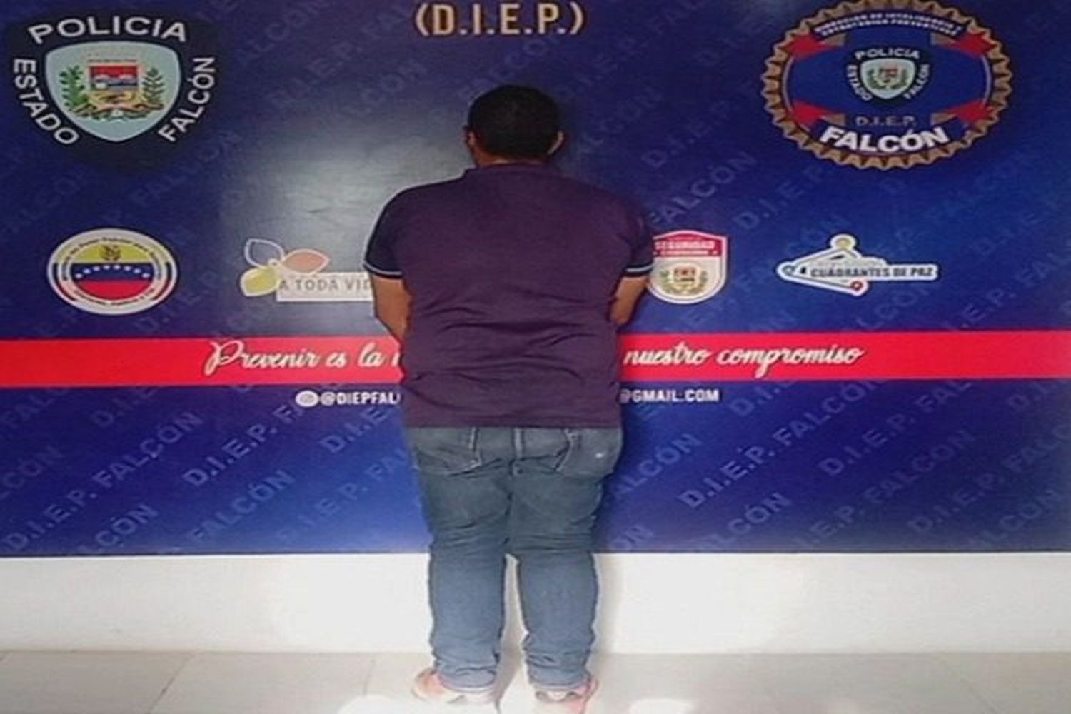 ¡SIN COMENTARIOS! Detenido maestro  por amarrar a un alumno a su pupitre