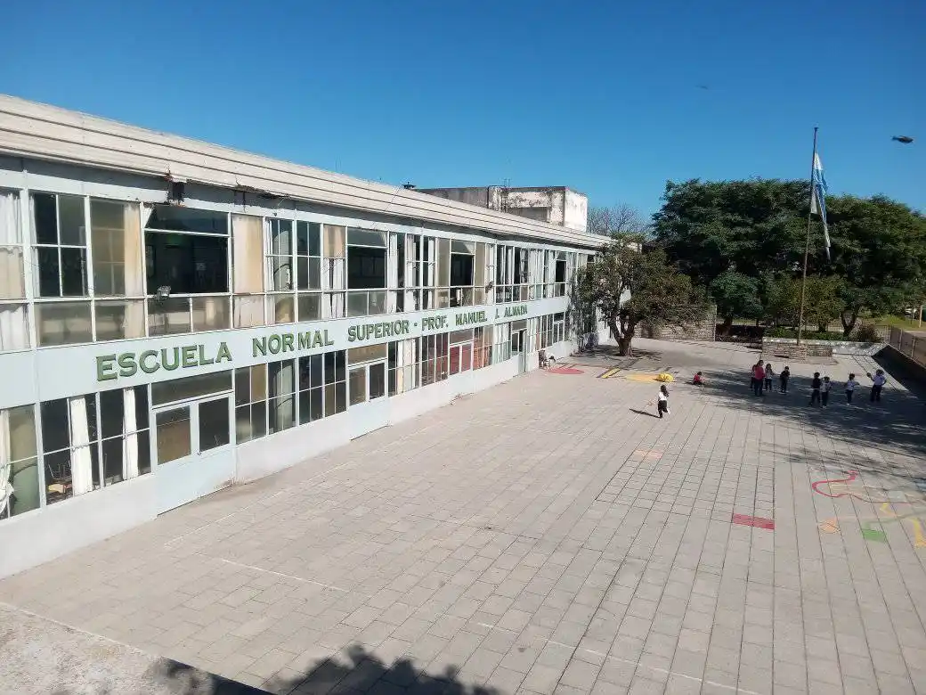 Estudiantes de la Escuela Normal y del ISFD Nº 98 realizan un corte en la Avenida Alfonsín por falta de gas y calderas