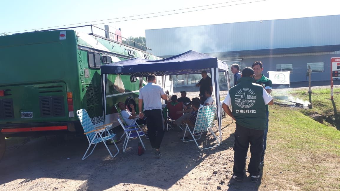 Camioneros levantó el bloqueo a corralón de ruta 1001 tras pase de empleados a su gremio y reincorporación del despedido