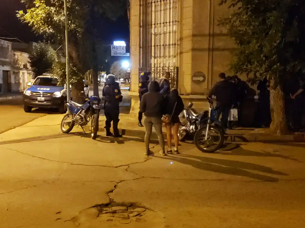 La policía le pidió el DNI y se le cayó plata y envoltorios de marihuana en pleno centro: fue detenido