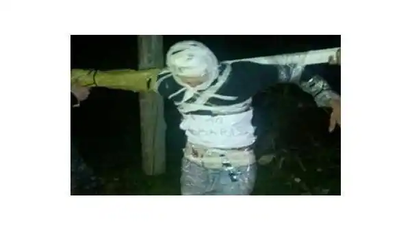 Córdoba: Crucifican con cintas a un joven con el mandamiento "No robarás"