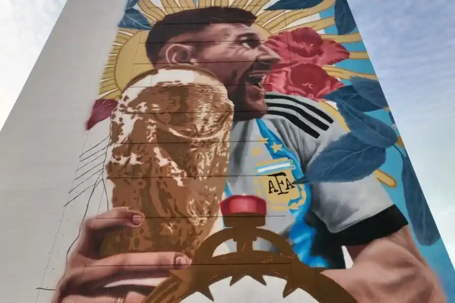 "La tercera" ya se deja ver en las manos de Messi en el mural más grande del mundo