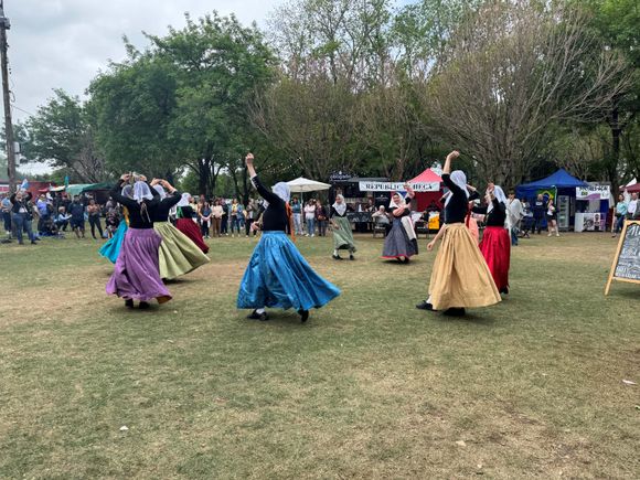 Fiesta de la Ensaimada y las Colectividades: a pesar del clima, había movimiento en el Paseo Público