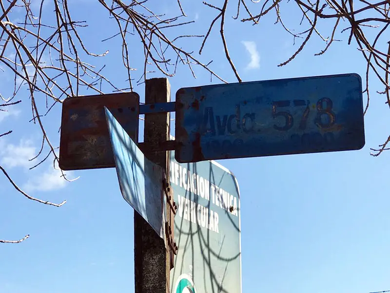 Ubican carteles de señalización, pero aún hay una carencia y desprolijidad que viene de años