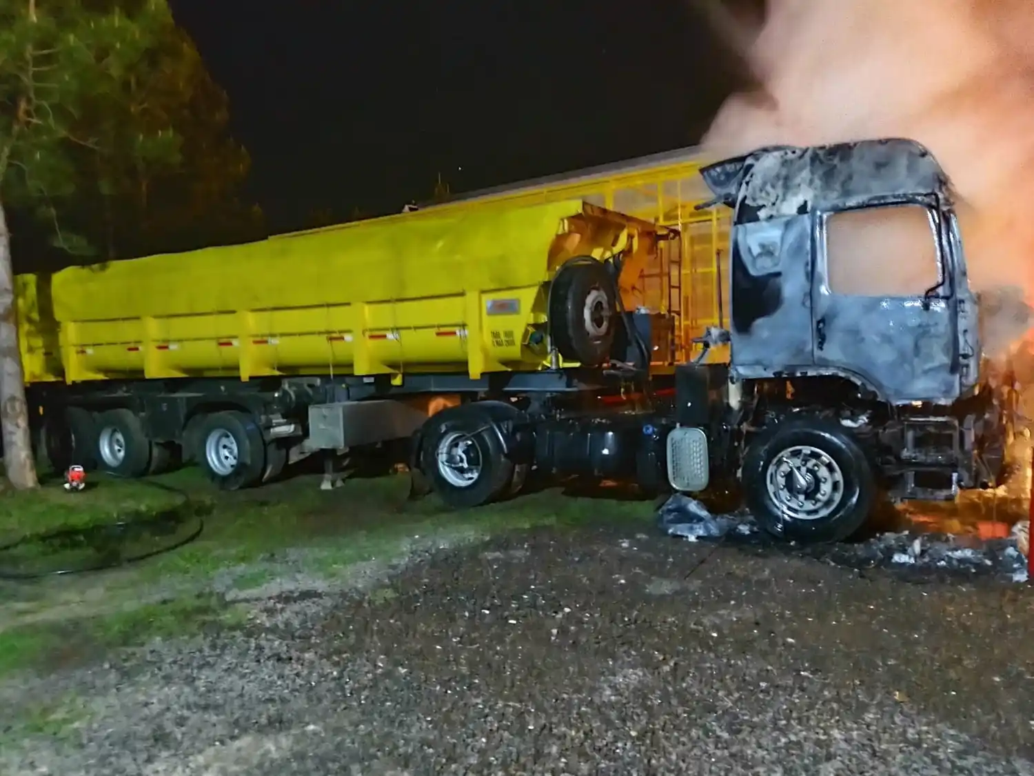 Investigan el incendio de un camión en un galpón