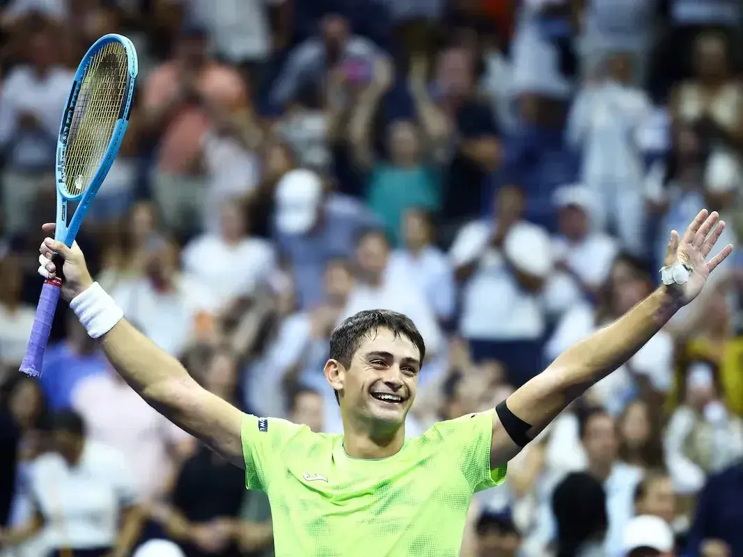 Mariano Navone celebra su victoria más importante: venció a Novak Djokovic en el arranque del US Open . Foto: CHARLY TRIBALLEAU / AFP)