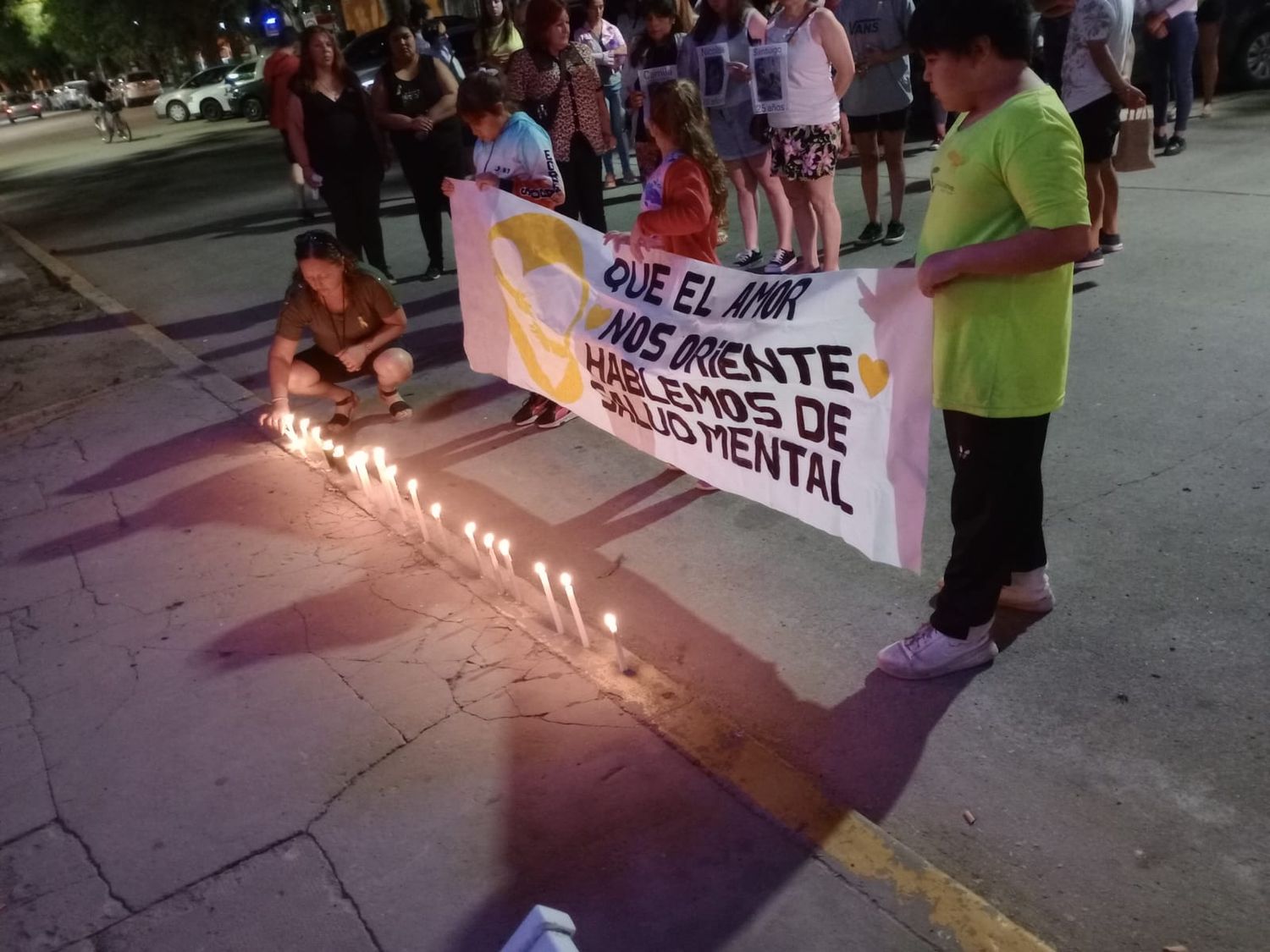 Salud Mental: concentración en la Municipalidad con velas encendidas