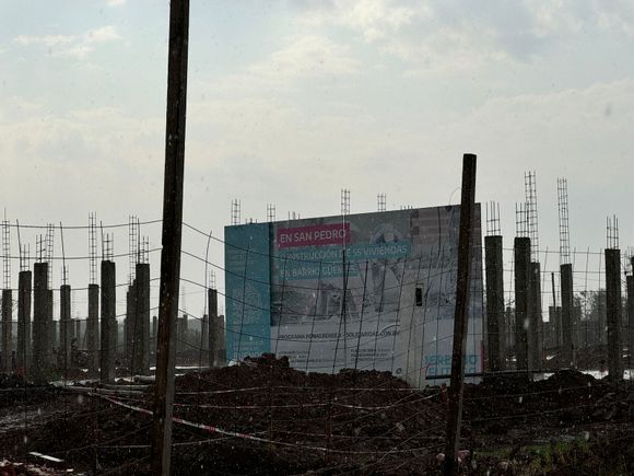 84 viviendas: ni la justicia, ni el gobierno están preocupados por las maniobras de ALFA que ahora entrega mesadas