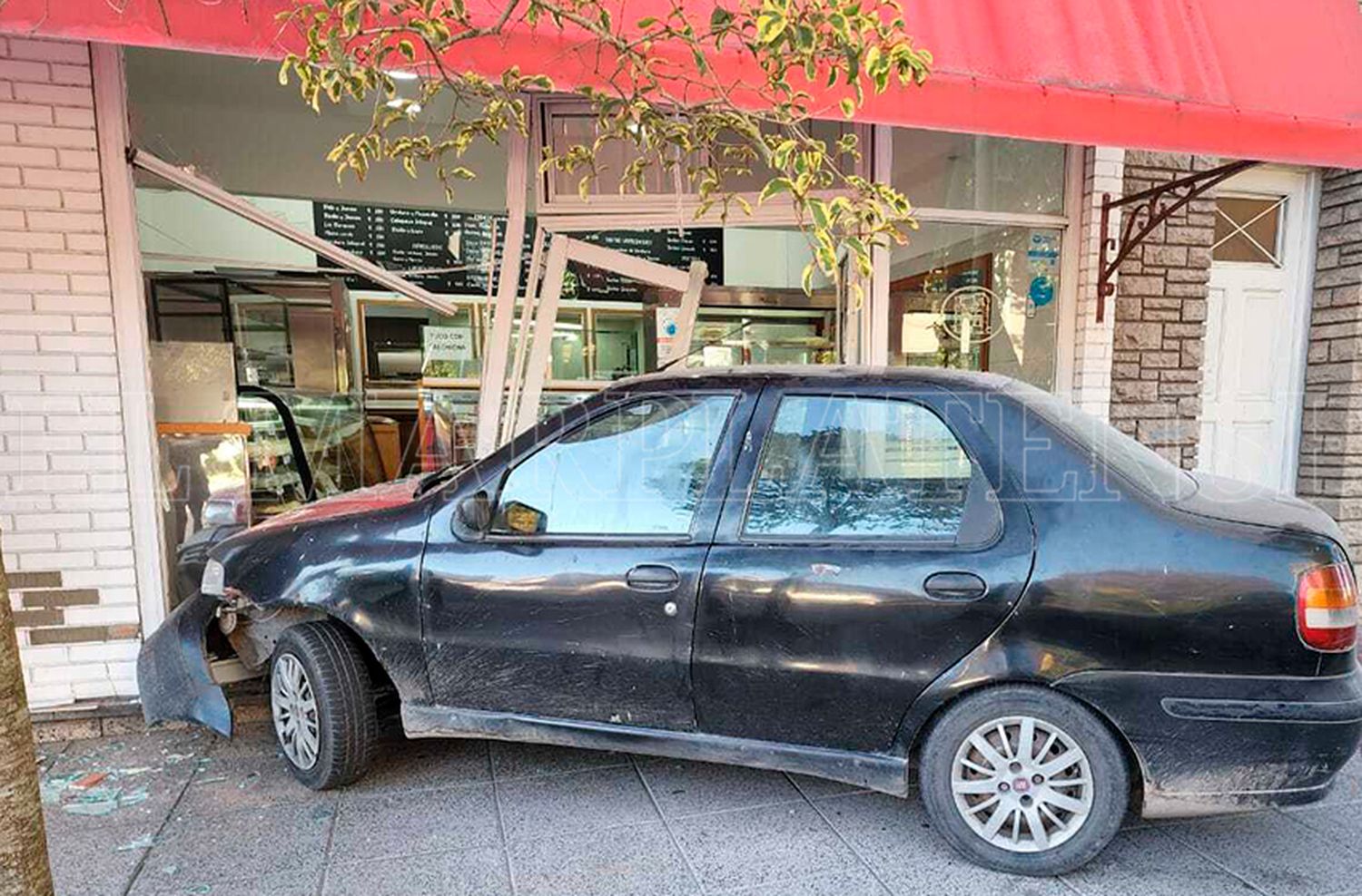 Un vehículo se incrustó en un comercio