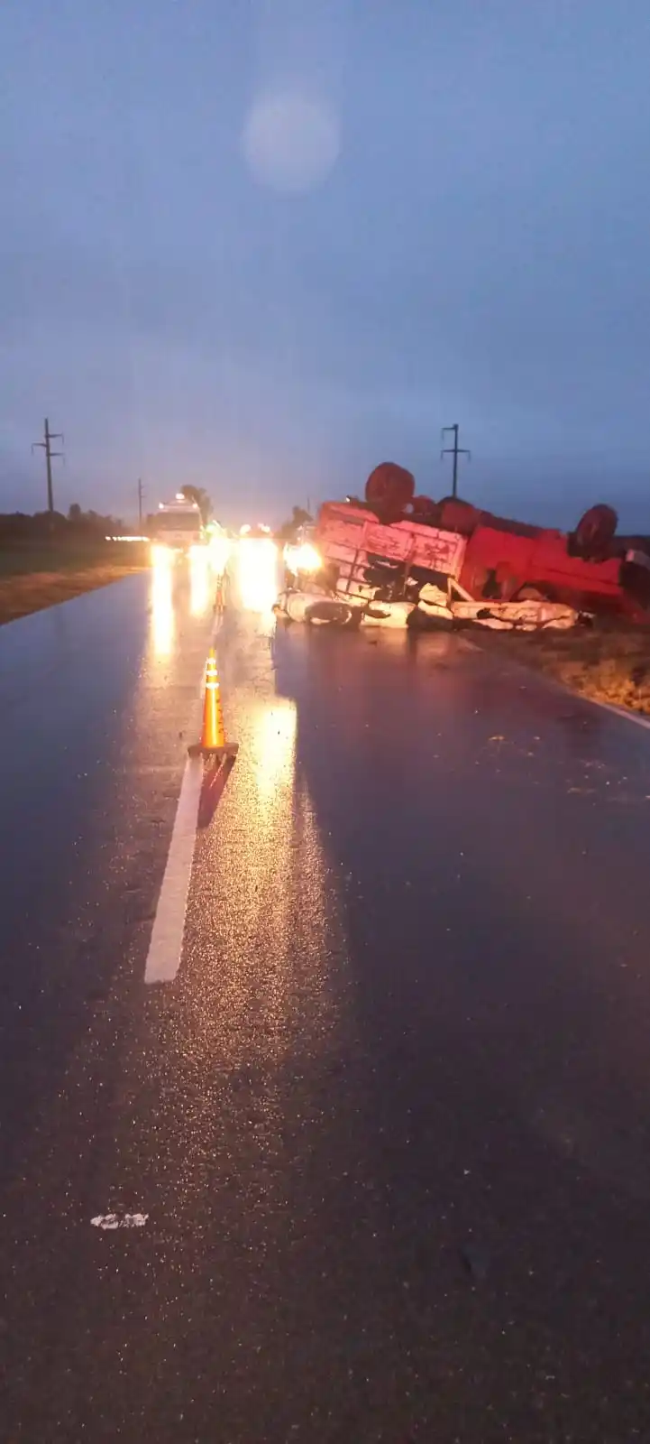 Camioneta roja tumbada en ruta cercana a Freyre