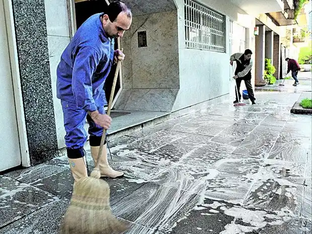 Controlan el derrame de agua en vía pública