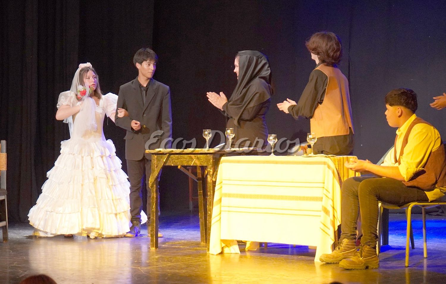 Obra de teatro. Estudiantes arriba del escenario presentando su producción