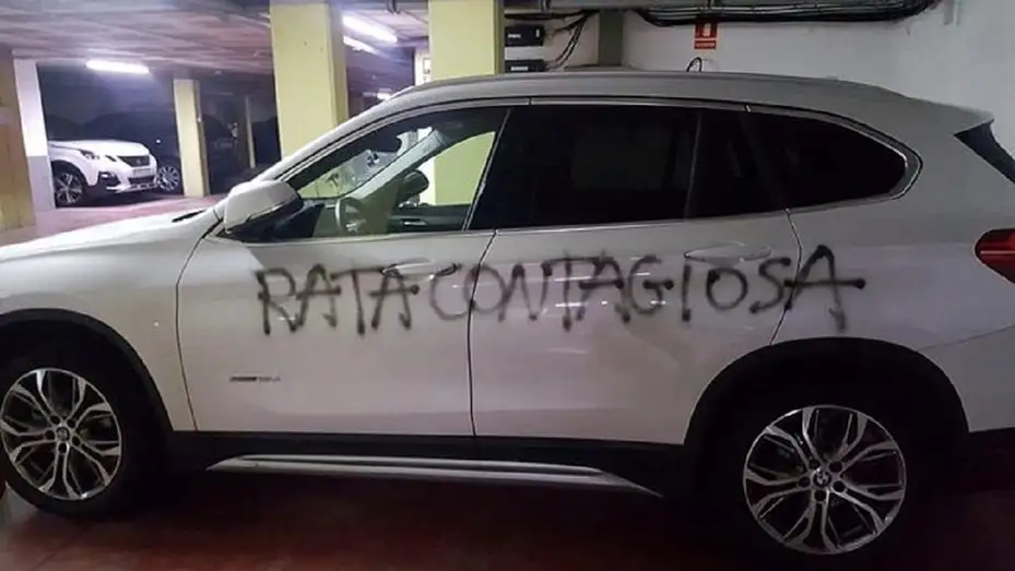 Coronavirus: le pintaron "rata contagiosa" y le pincharon las ruedas al auto de una médica