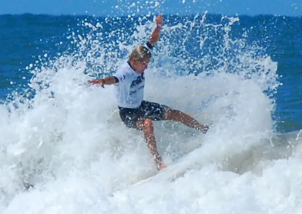 Un centenar de chicos en el Nacional de surf