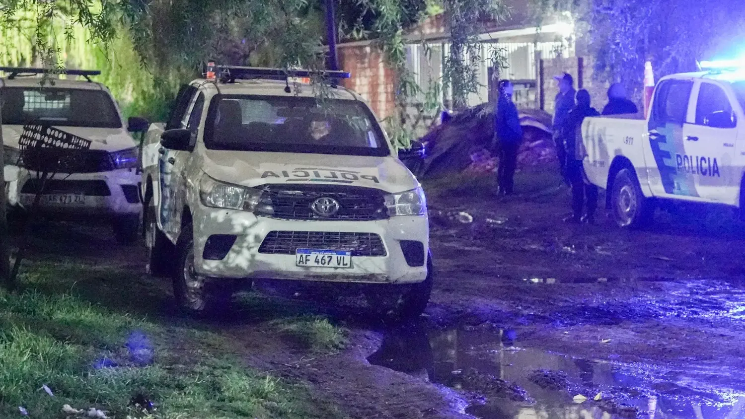 Patrulleros frente a la finca de calle 561, de Quequén