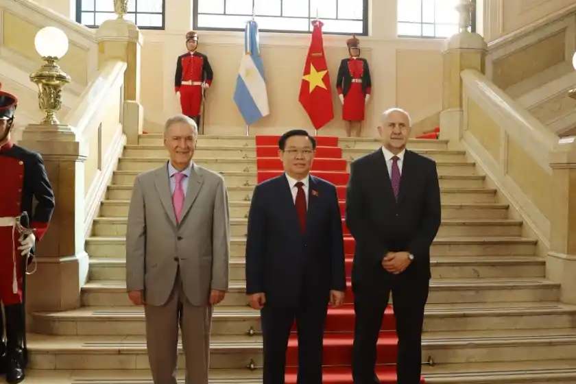 Perotti recibió a autoridades de Vietnam en Rosario este miércoles