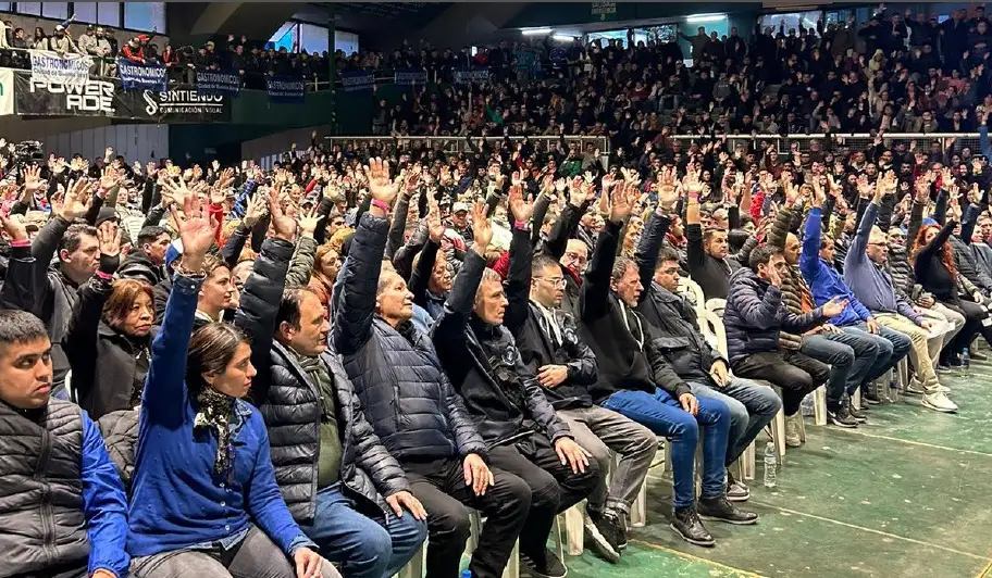 Asamblea Extraordinaria integrada por trabajadores afiliados hoteleros y gastronómicos de la Ciudad Autónoma de Buenos Aires