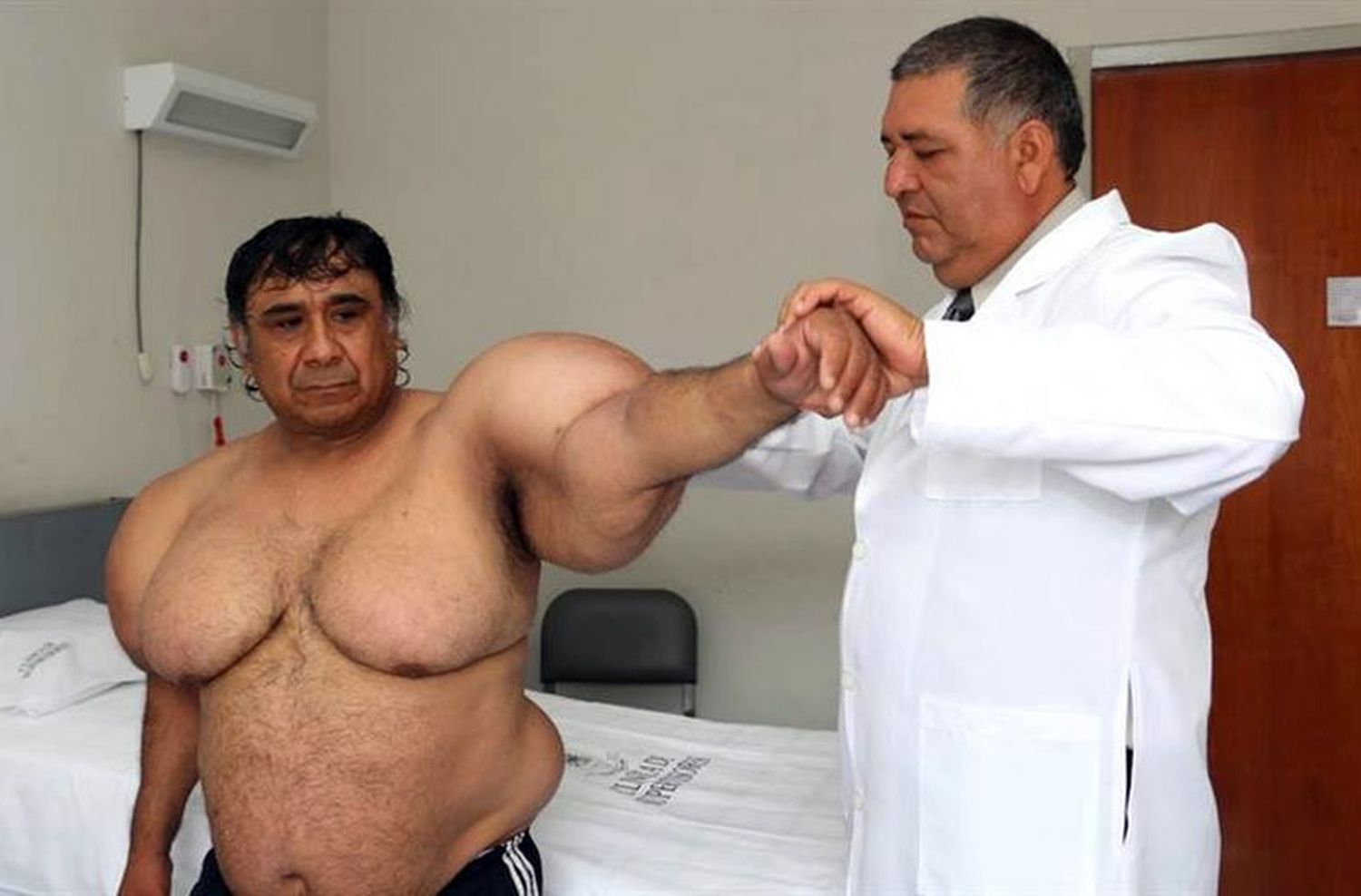 El extraño caso de un hombre que se le hinchó el cuerpo por bucear