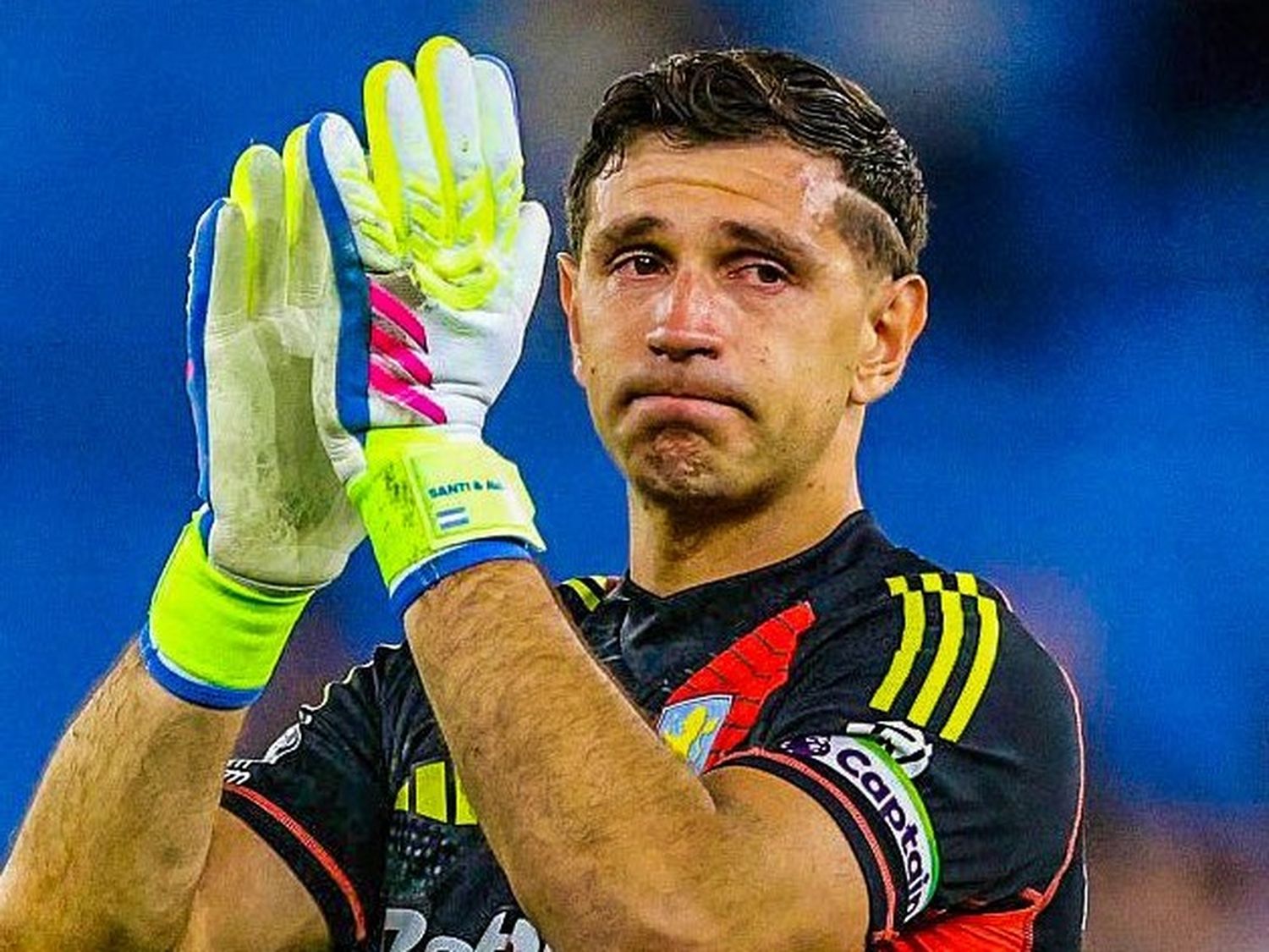 Dibu Martínez entre lágrimas en el último partido de la temporada como local de Aston Villa.