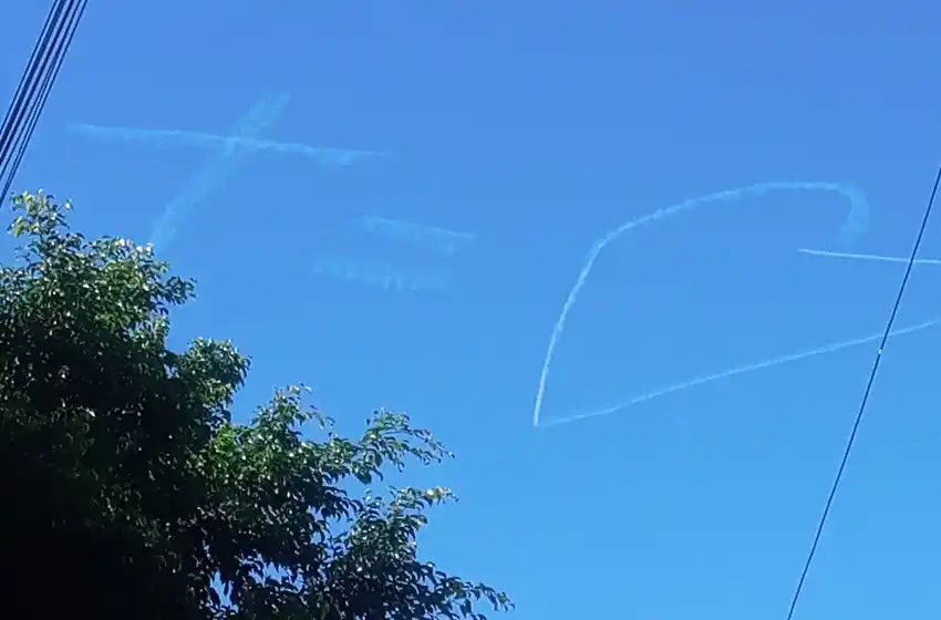 Sorpresa por la aparición de una cruz y un corazón en el cielo rosarino
