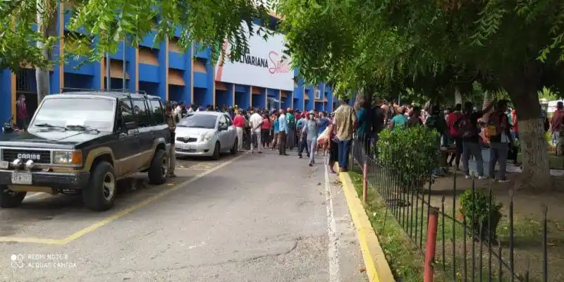 Economía informal protesta cierre del mercado en Puerto La Cruz tras repunte de Covid-19
