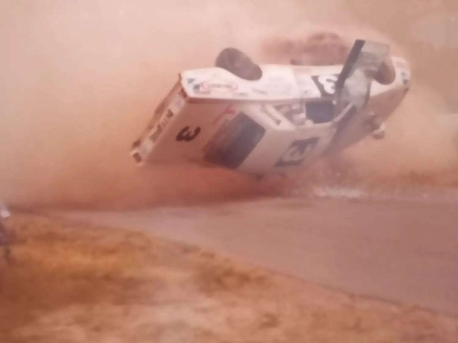La Dodge de Mouras por el aire, impresionante documento fotográfico de Julio César Díaz.