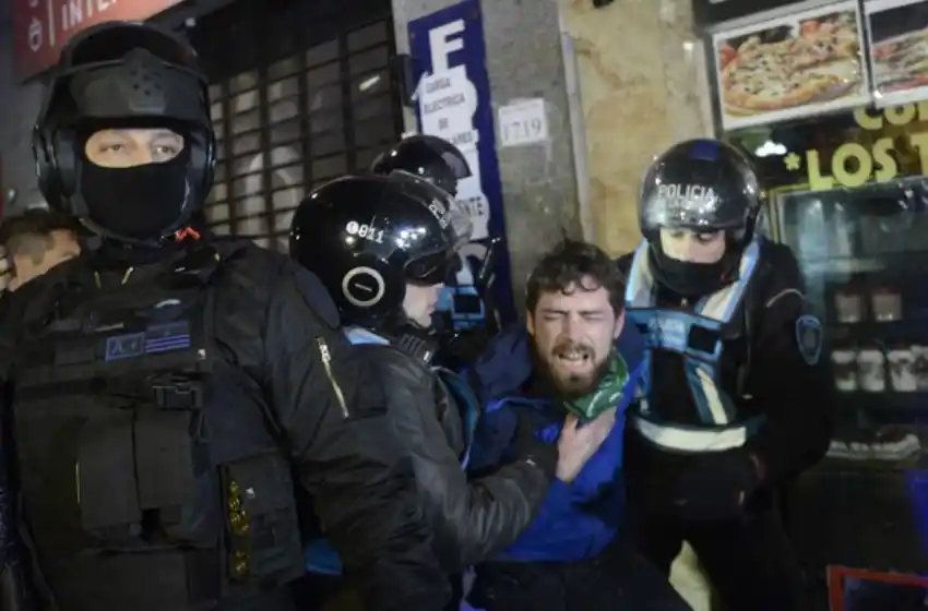 Tras el rechazo al aborto legal, hubo incidentes frente al Congreso