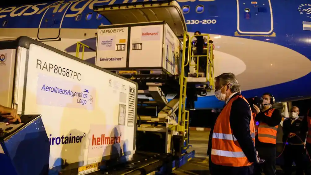 Alberto Fernández recibió un nuevo vuelo con vacunas: Argentina ya recibió más de 10 millones de dosis