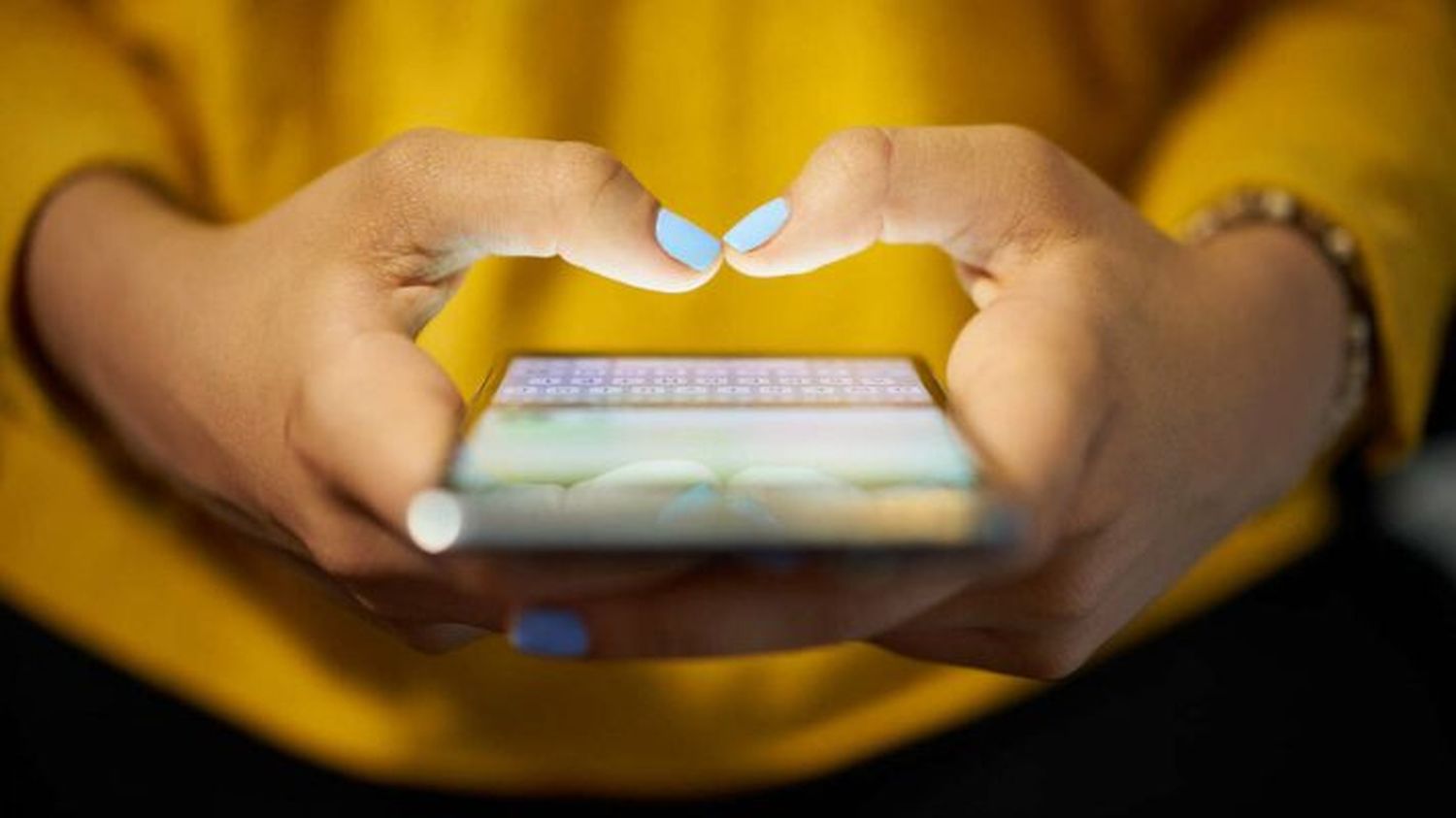 SE PEGÓ UN TIRO al descubrir que el audio planeando un asesinato lo envió al grupo de  WhatsApp equivocado