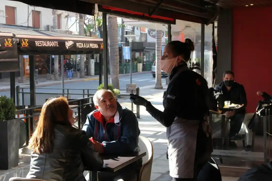 Desde este lunes están prohibidas las reuniones sociales en todo el país