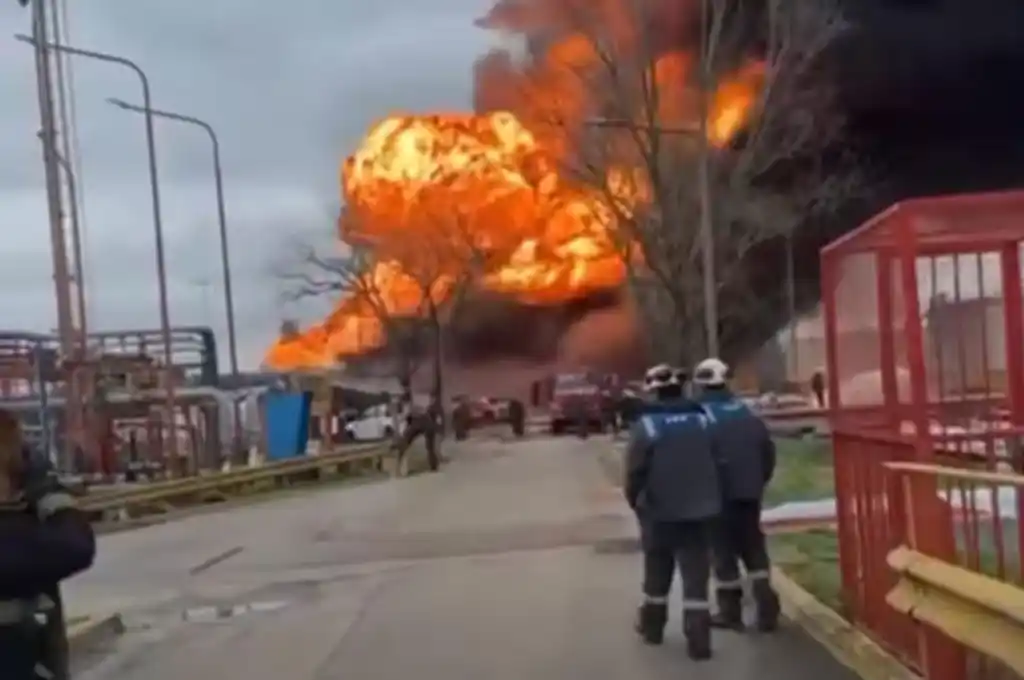 Varias dotaciones de Bomberos acudieron a la escena.