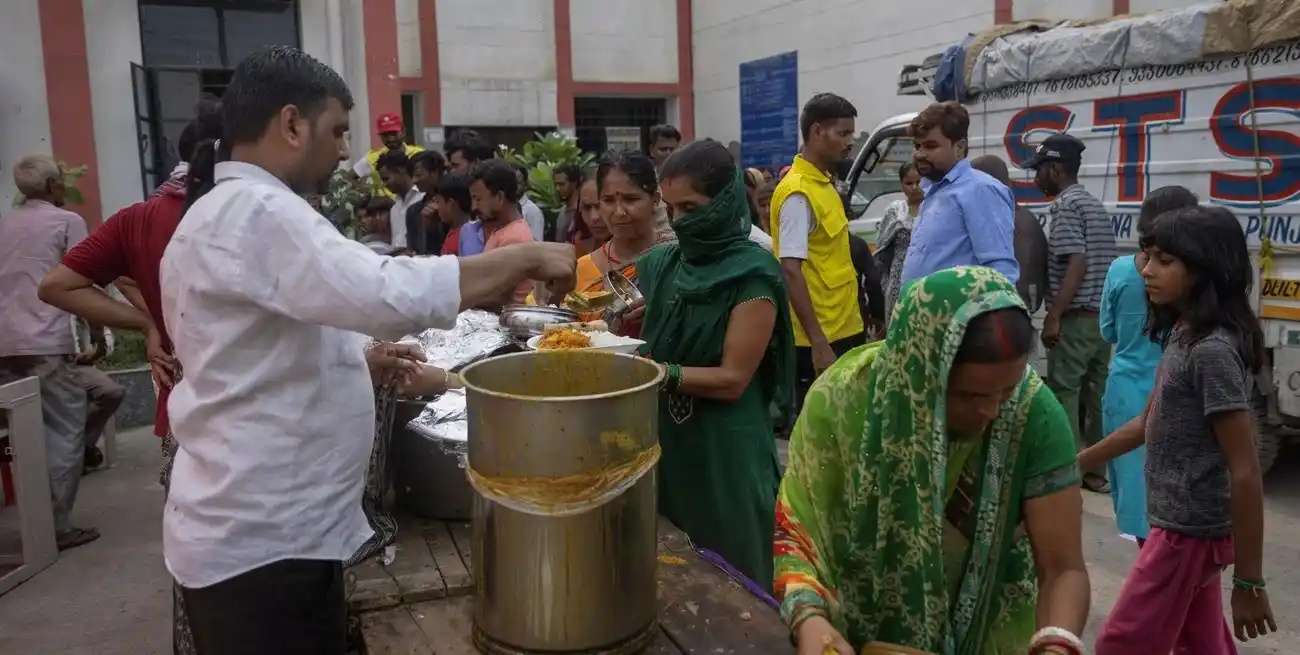 El virus se transmite mediante alimentos contaminados por murciélagos y cerdos. Foto: Archivo / REUTERS / Adnan Abidi.