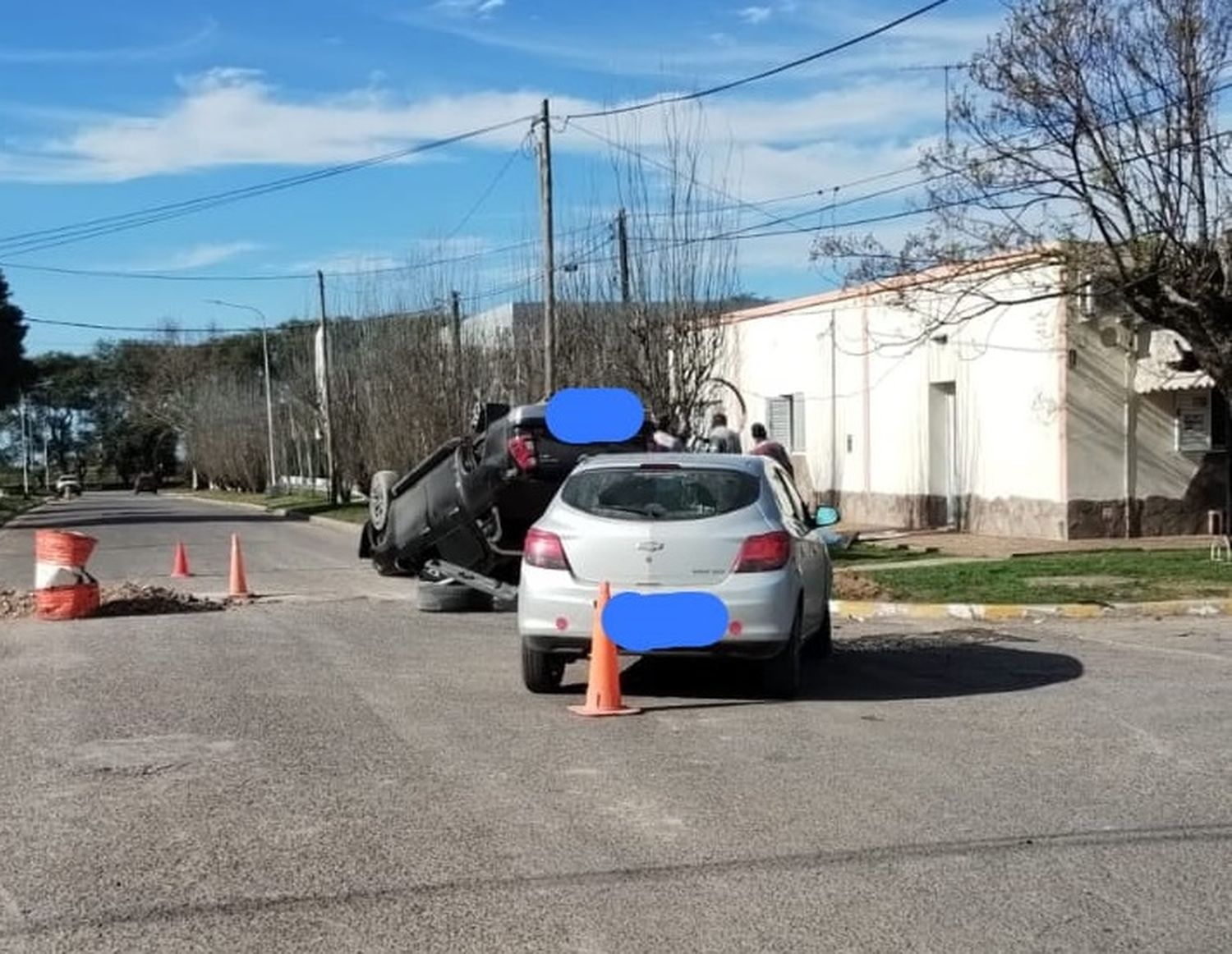 Siniestro vial en General Racedo: vuelco de camioneta tras fuerte colisión