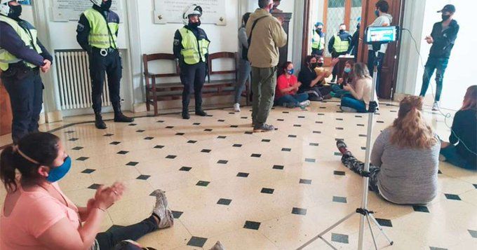 Escándalo en Olavarría: Intentaron usurpar la Municipalidad en reclamo de viviendas