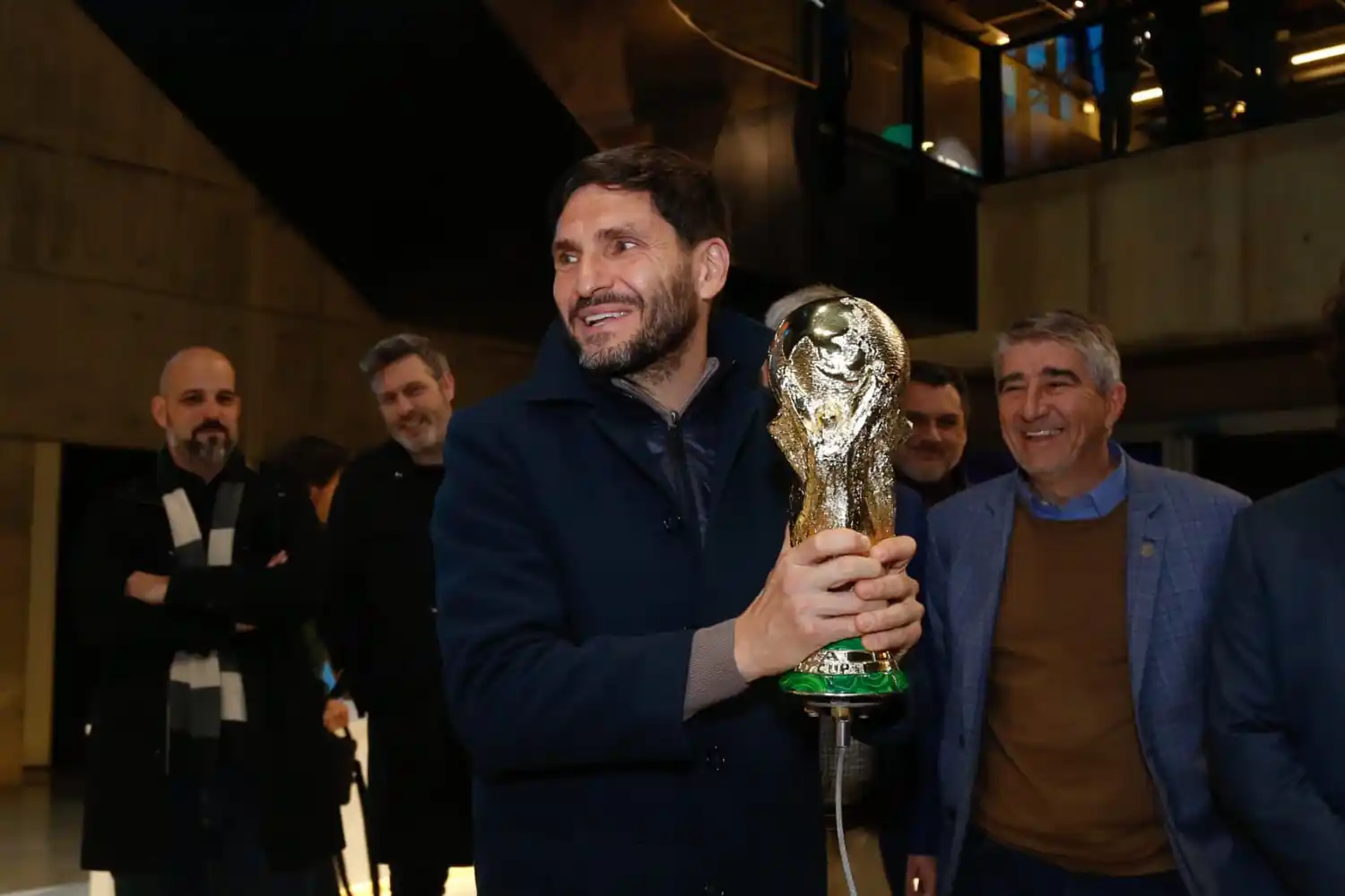 El gobernador con la réplica de la Copa del Mundo.