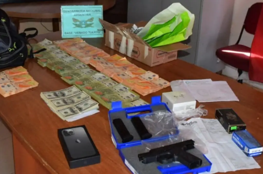 Venado Tuerto: detienen a sujeto con 1.5 millones de pesos, 15 mil dólares y armamento ilegal