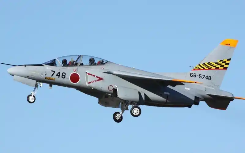 El jet de entrenamiento T-4 de la Fuerza de Autodefensa Aérea de Japón.