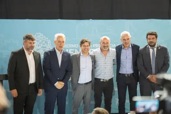 Kicillof firmó un convenio para facilitar trámites a clubes de barrio y organizaciones civiles de la Región Capital