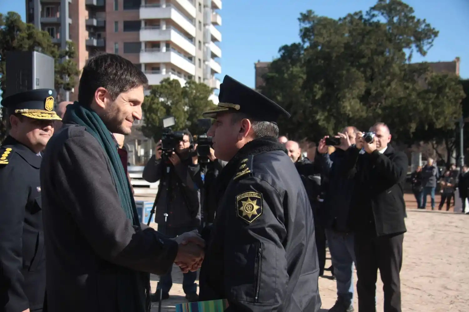 Pullaro entregó chalecos antibalas para la Policía de Santa Fe