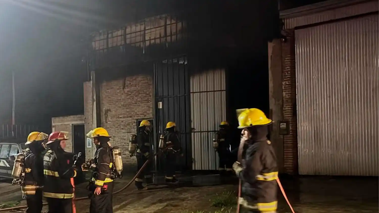 Bomberos sofocaron un gran incendio en una metalúrgica en Esperanza