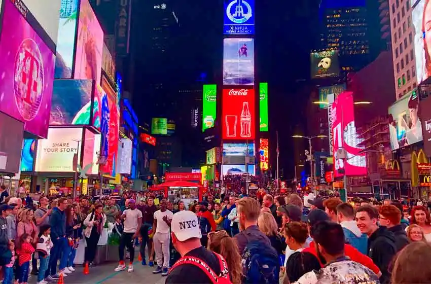 Pánico en New York: explotaron 3 alcantarillas y la gente corrió por Times Square