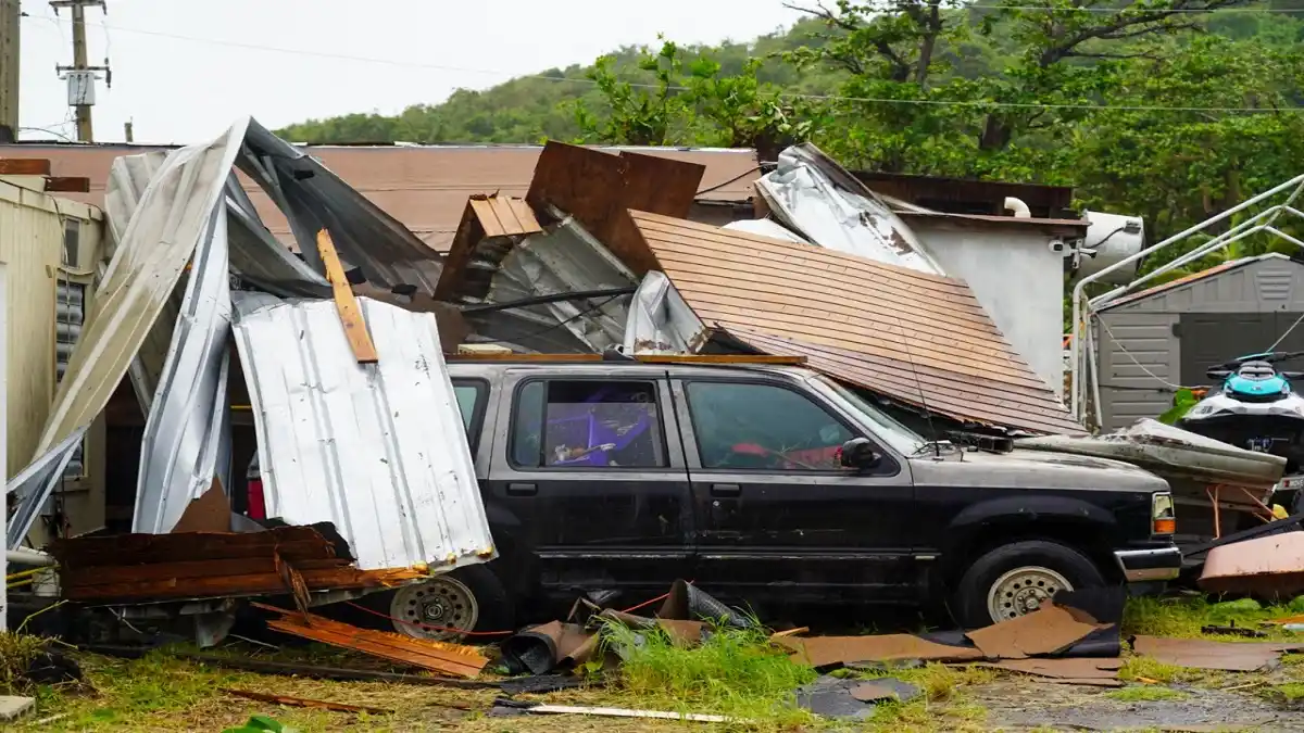 HURACÁN ERNESTO DEJÓ PURA OSCURIDAD a su paso por Bermudas: hay miles de personas sin electricidad