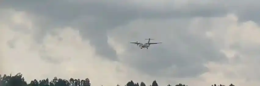 Graban un OVNI mientras aterrizaba un avión