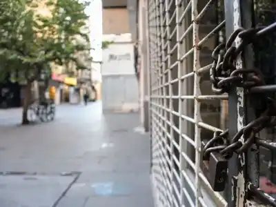 Crisis en el comercio de Rosario: persianas bajas y vidrieras vacías