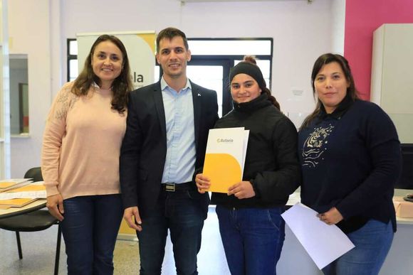 Banco Solidario: El intendente entregó 18 microcréditos