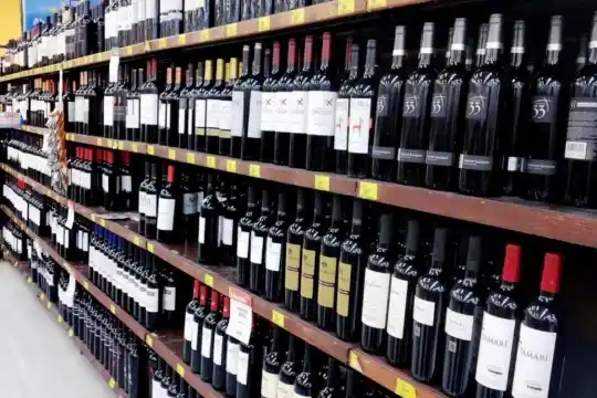 Desde el domingo extienden dos horas la venta de bebidas alcohólicas