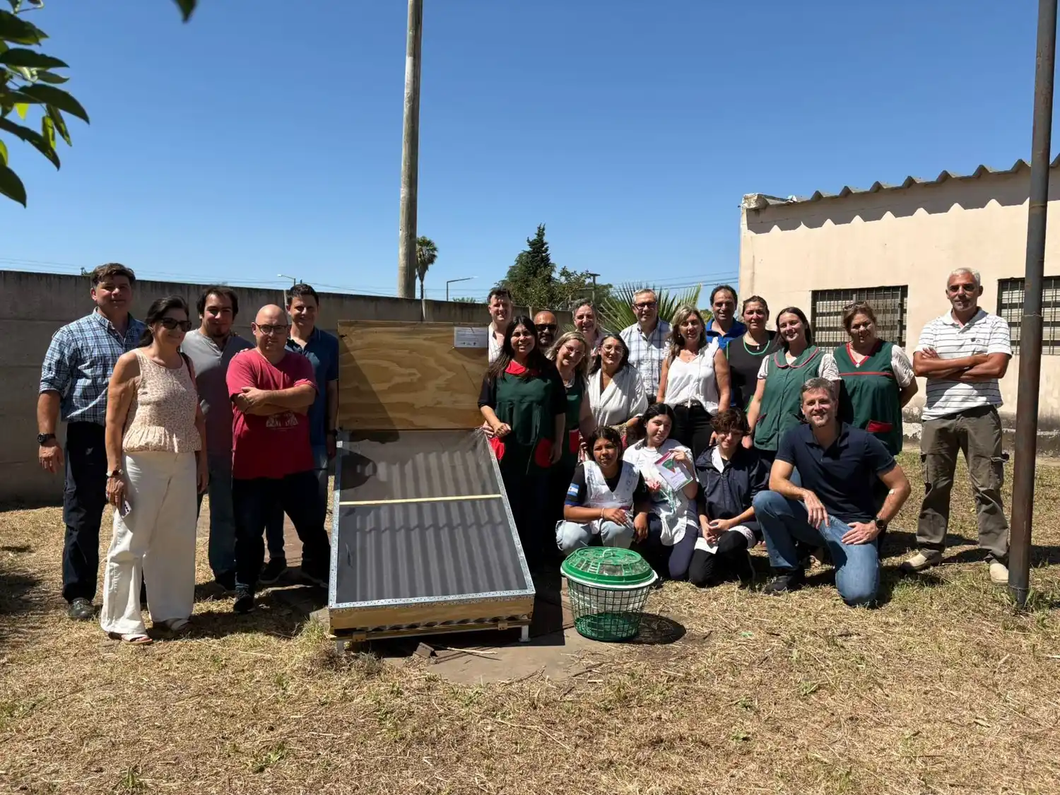 El equipo se instaló en el sector de huerta de la Escuela Primaria N° 6391 "Antártida Argentina". Foto: Gentileza