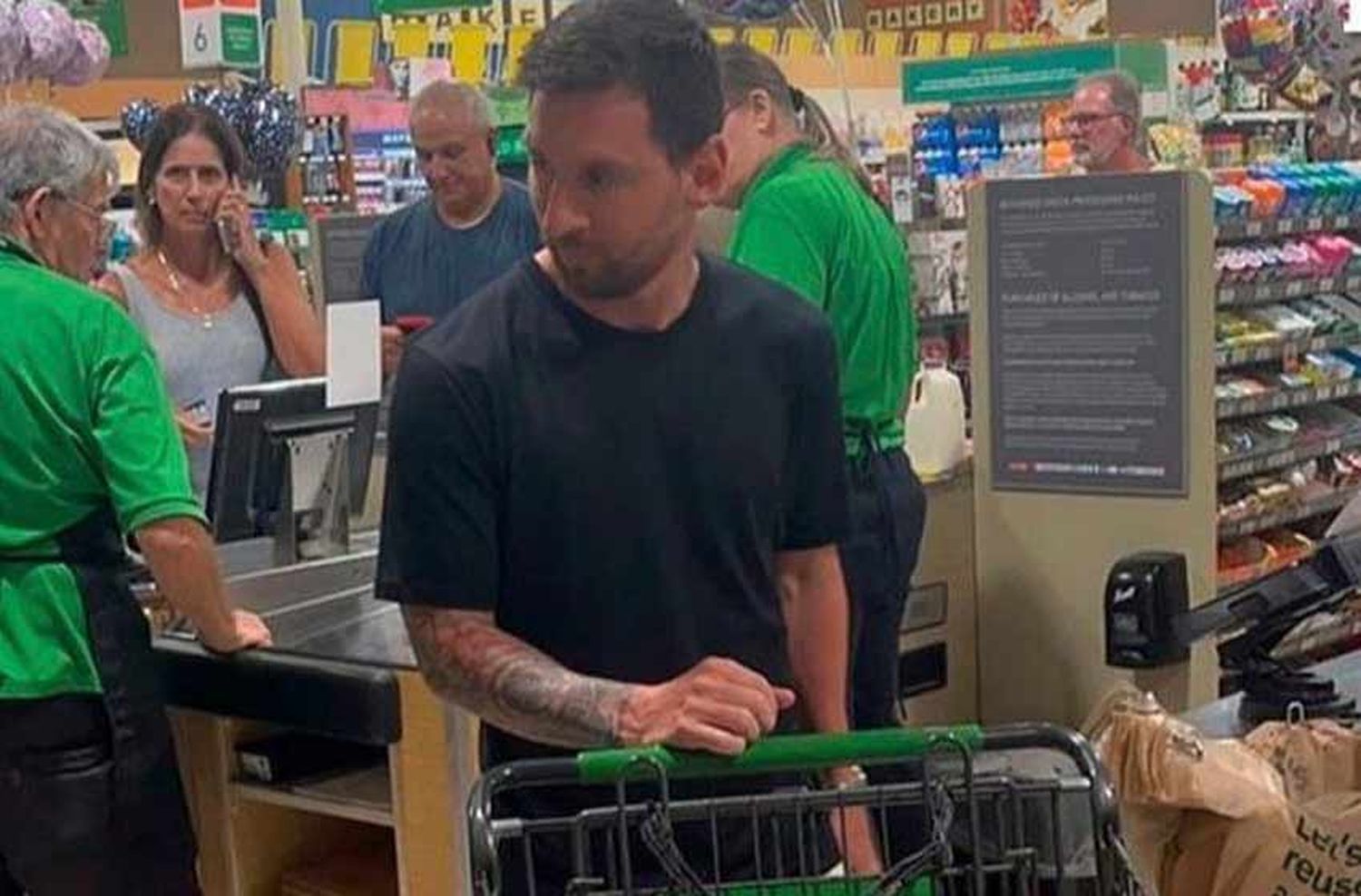 ¡A llenar el changuito!: Messi salió de compras al supermercado en Miami y se volvió viral