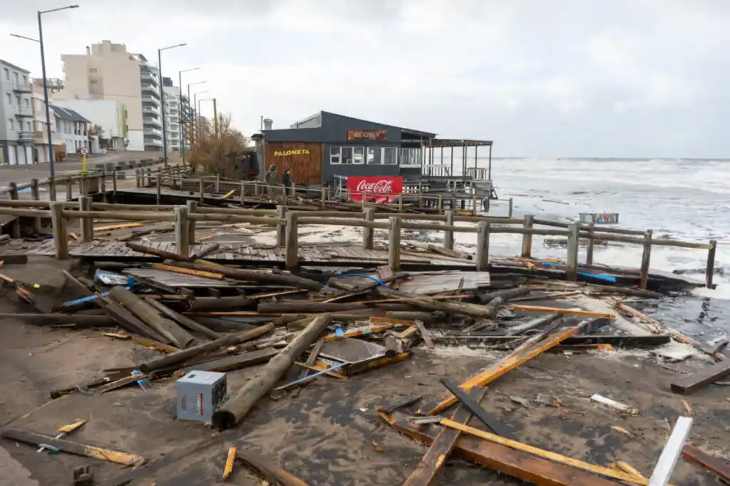 Destrucción tras el temporal en medio de la ciclogénesis en Monte Hermoso